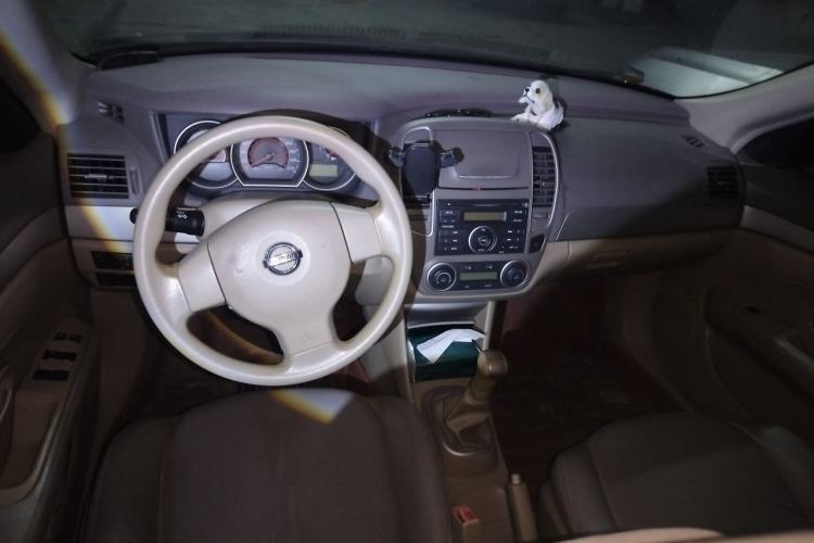 Used Nissan Sylphy 2012 Classic 1.6XE Manual Comfort Edition Center Console