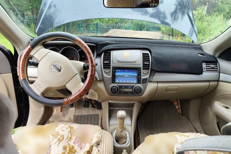 Used Nissan Sylphy 2012 Classic 1.6XE Manual Comfort Edition Center Console