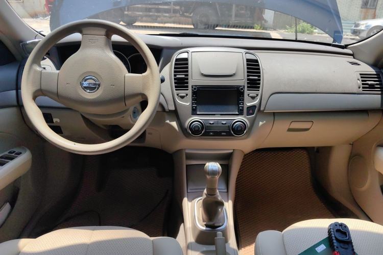 Used Nissan Sylphy 2012 1.6XE Manual Comfort Edition Center Console