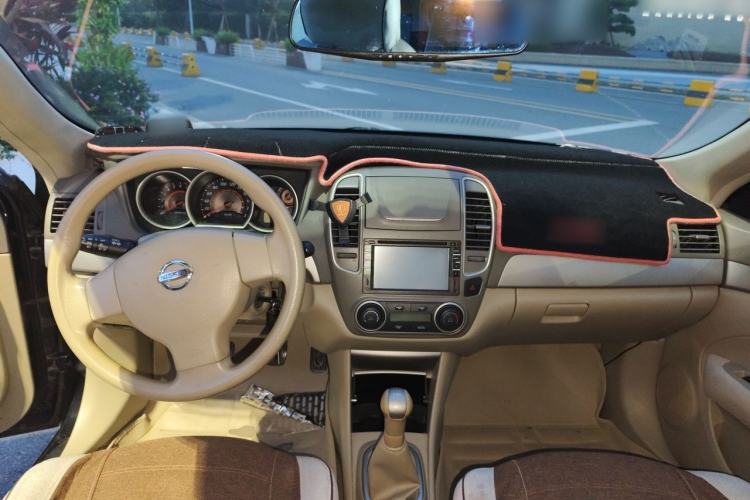 Used Nissan Sylphy 2012 Classic 1.6XE Manual Comfort Edition Center Console