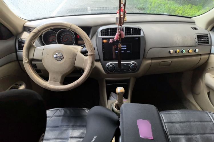 Used Nissan Sylphy 2012 Classic 1.6XE Manual Comfort Edition Center Console