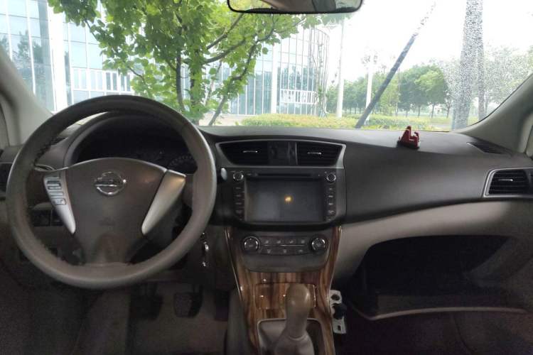 Used Nissan Sylphy 2012 1.6 XL Manual Luxury Edition Center Console