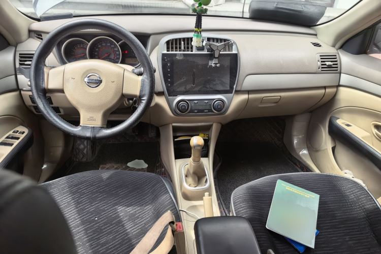 Used Nissan Sylphy 2012 Classic 1.6XE Manual Comfort Edition Center Console