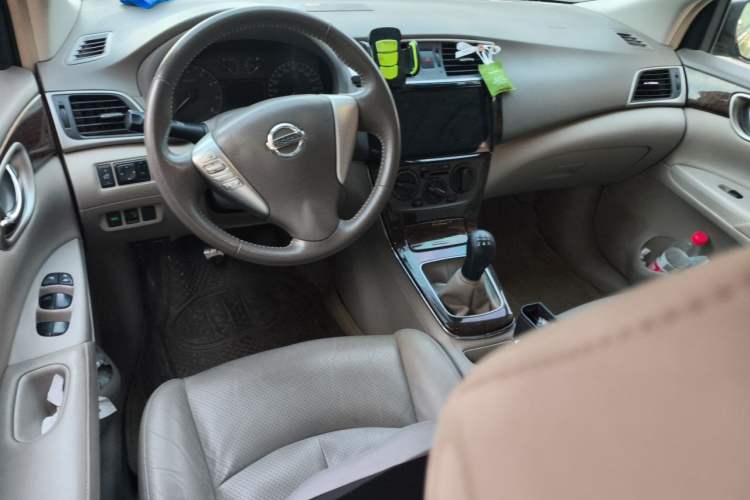 Used Nissan Sylphy 2012 1.6 XL Manual Luxury Edition Center Console