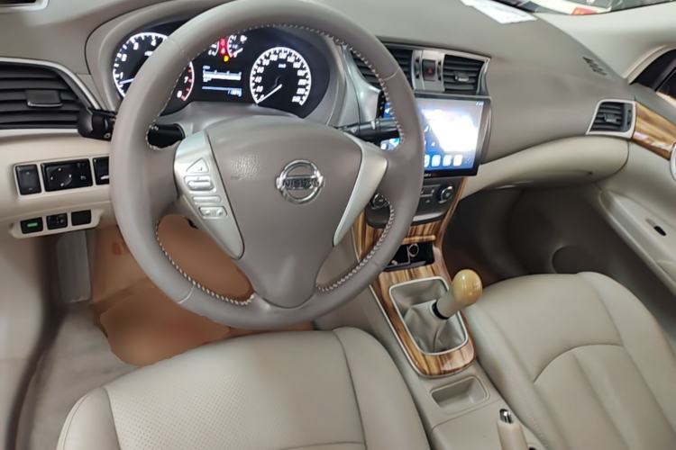 Used Nissan Sylphy 2012 1.6 XL Manual Luxury Edition Center Console