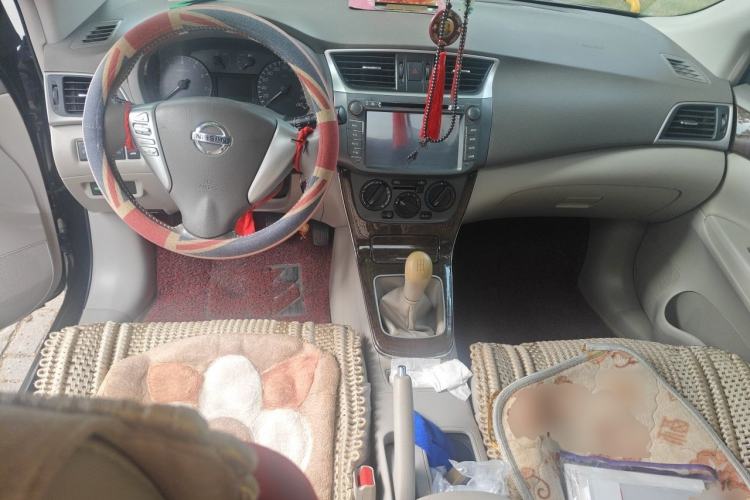 Used Nissan Sylphy 2012 1.6 XL Manual Luxury Edition Center Console