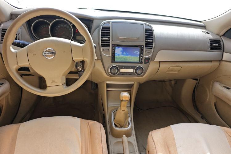 Used Nissan Sylphy 2012 Classic 1.6XE Manual Comfort Edition Center Console