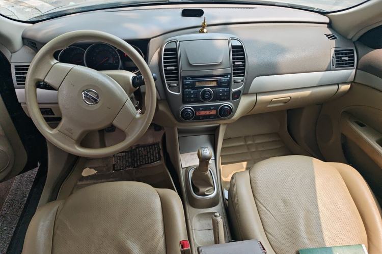 Used Nissan Sylphy 2012 Classic 1.6XE Manual Comfort Edition Center Console
