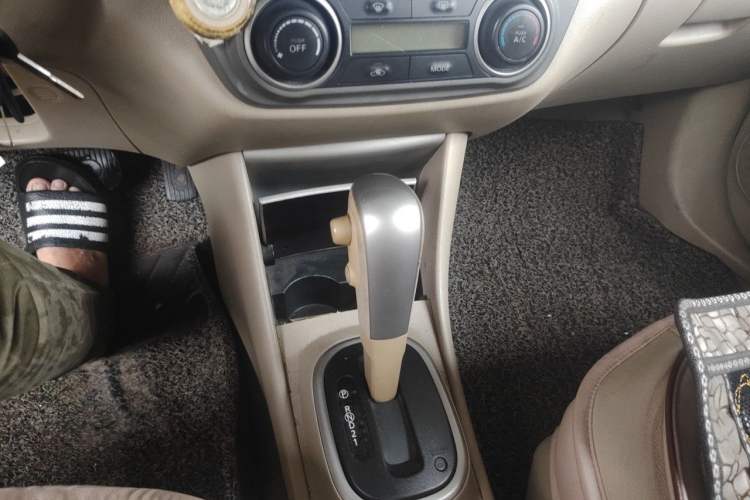 Used Nissan Sylphy 2012 Classic 1.6XE Automatic Comfort Edition Gear Lever