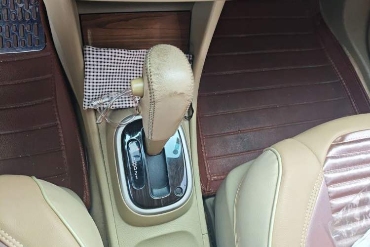 Used Nissan Sylphy 2012 Classic 1.6XE Automatic Comfort Edition Gear Lever