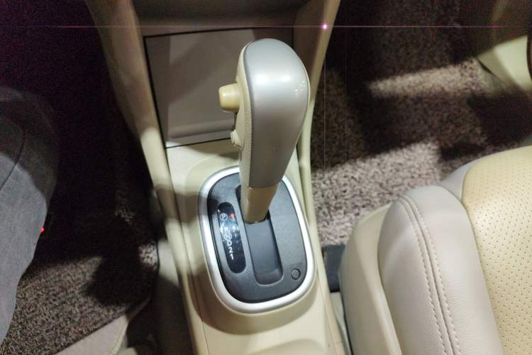 Used Nissan Sylphy 2012 Classic 1.6XE Automatic Comfort Edition Gear Lever