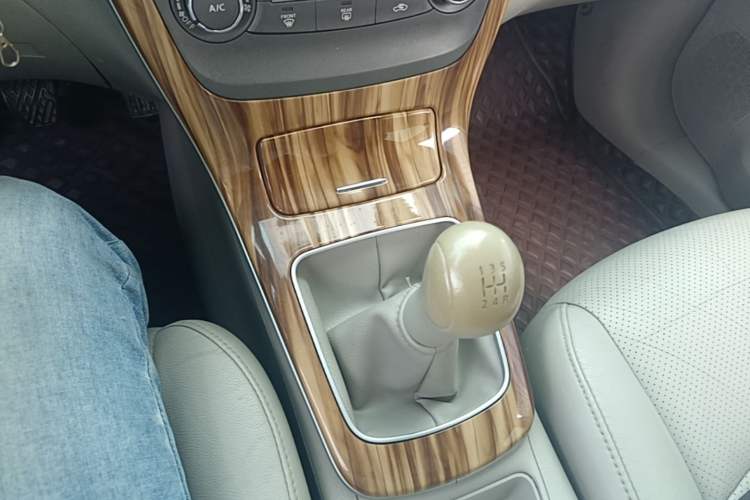 Used Nissan Sylphy 2012 1.6 XL Manual Luxury Edition Gear Lever