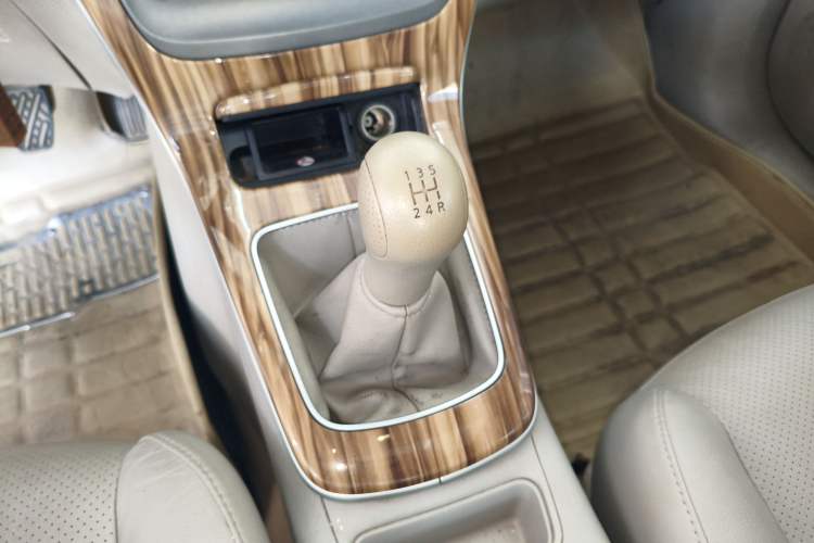 Used Nissan Sylphy 2012 1.6 XL Manual Luxury Edition Gear Lever