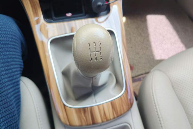 Used Nissan Sylphy 2012 1.6 XL Manual Luxury Edition Gear Lever