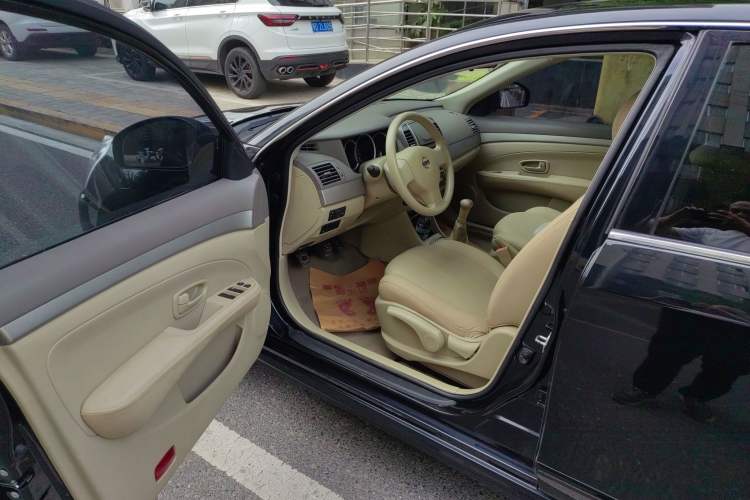 Used Nissan Sylphy 2012 Classic 1.6XE Manual Comfort Edition Interior 3