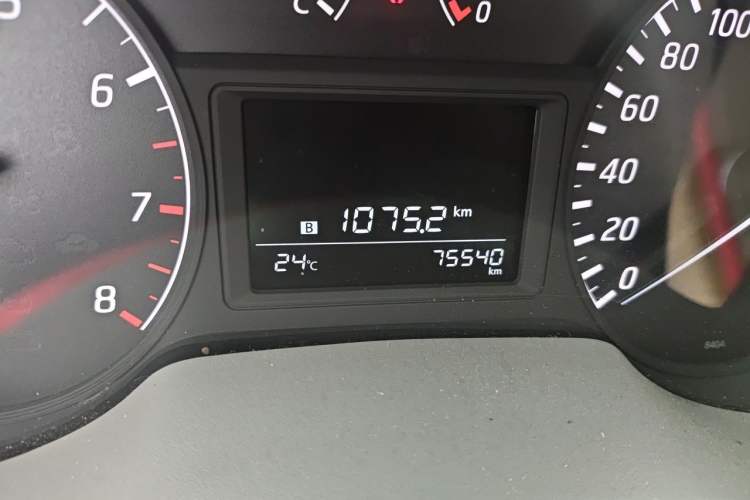Used Nissan Sylphy 2012 1.6 XL Manual Luxury Edition Odometer Close Up