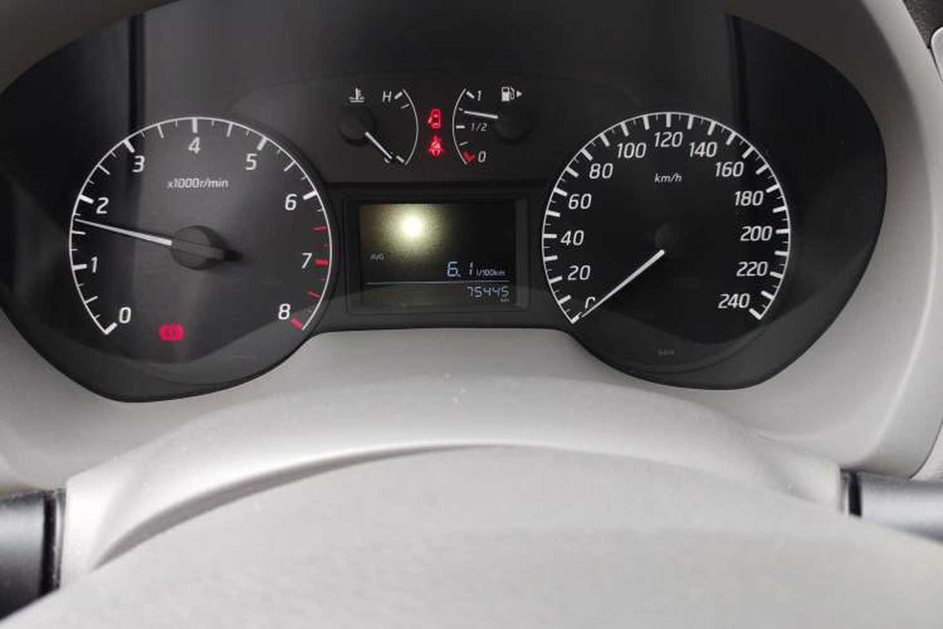 Used Nissan Sylphy 2012 1.6 XL Manual Luxury Edition Odometer Close Up