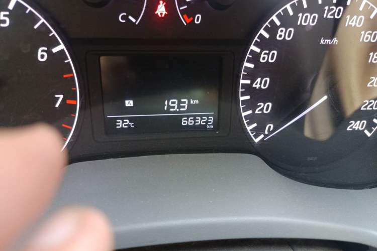 Used Nissan Sylphy 2012 1.6 XL Manual Luxury Edition Odometer Close Up