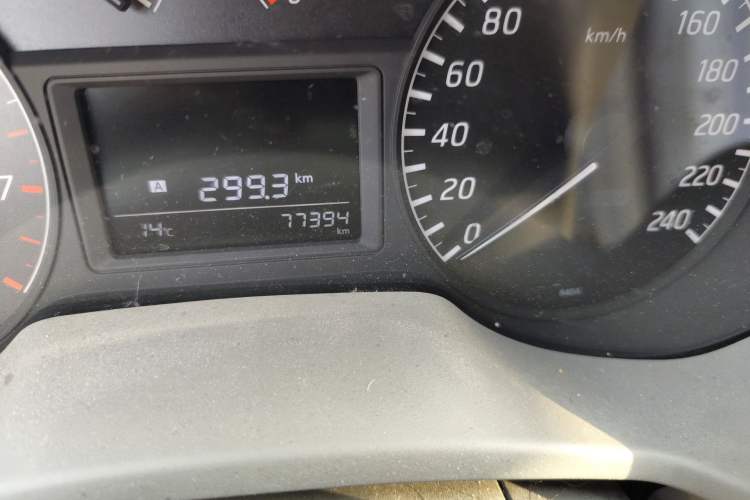 Used Nissan Sylphy 2012 1.6 XL Manual Luxury Edition Odometer Close Up