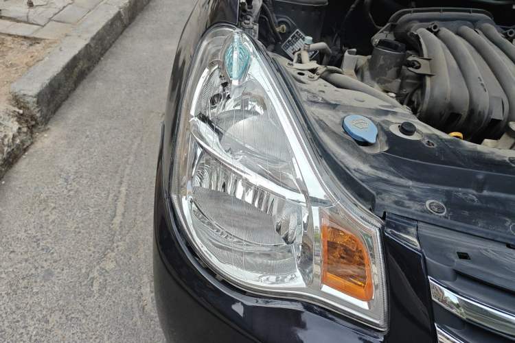 Used Nissan Sylphy 2012 Classic 1.6XE Manual Comfort Edition Right Front Headlight
