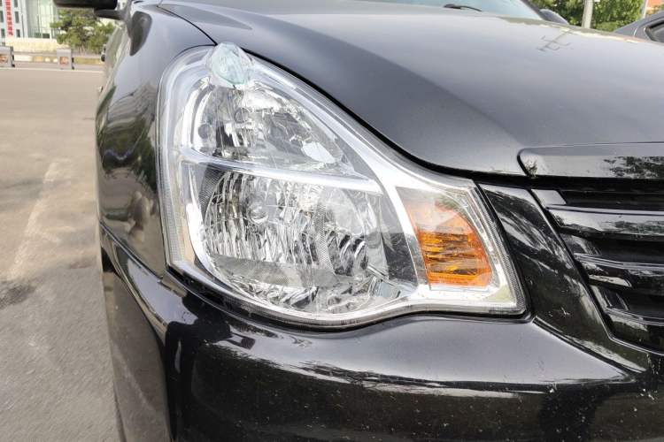 Used Nissan Sylphy 2012 Classic 1.6XL Manual Luxury Edition Right Front Headlight