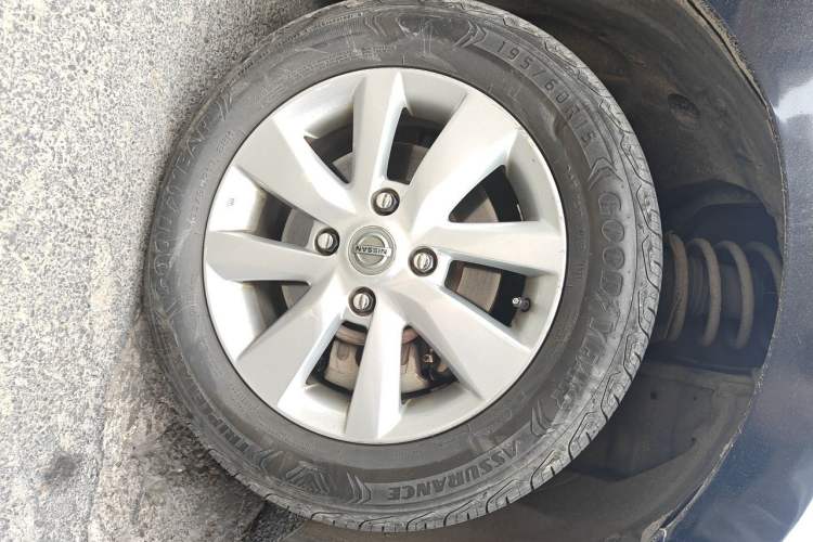 Used Nissan Sylphy 2012 Classic 1.6XE Manual Comfort Edition Right Front Wheel Hub