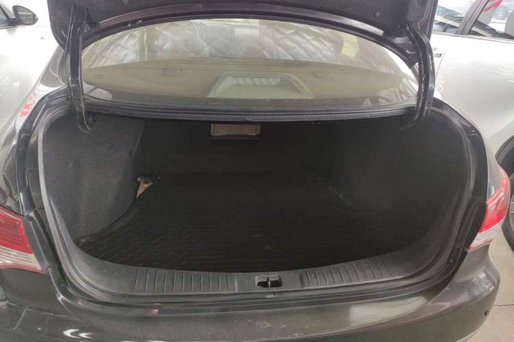 Used Nissan Sylphy 2012 Classic 1.6XE Automatic Comfort Edition Trunk