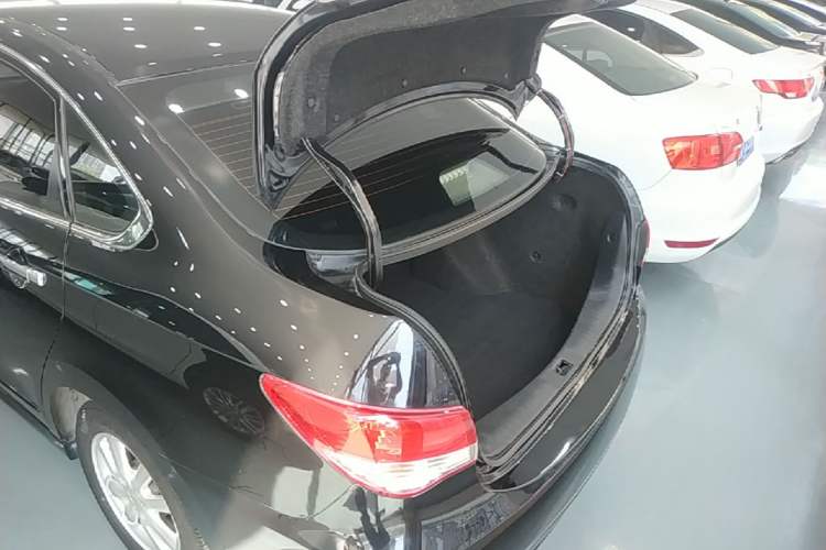 Used Nissan Sylphy 2012 Classic 1.6XE Manual Comfort Edition Trunk