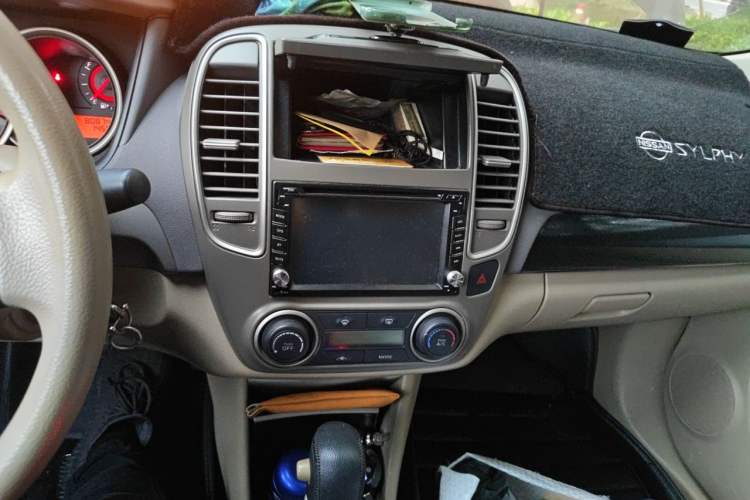 Used Nissan Sylphy 2012 Classic 1.6XE Automatic Comfort Edition Audio And AC Panel