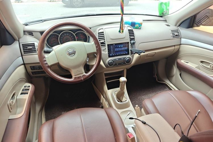 Used Nissan Sylphy 2012 Classic 1.6XE Manual Comfort Edition Center Console