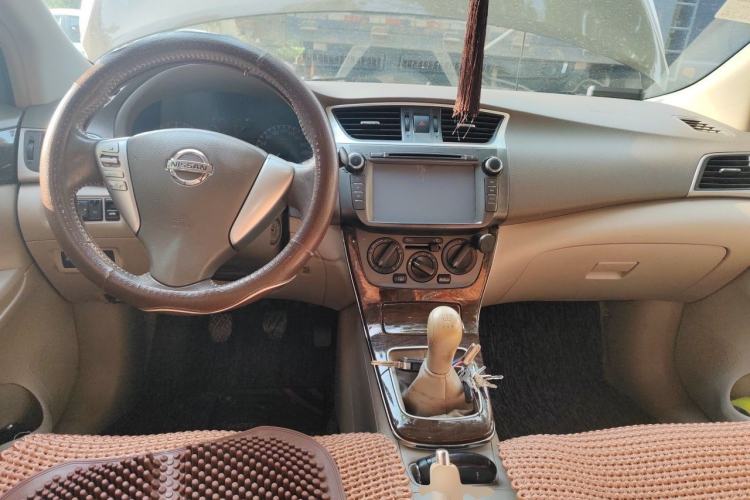 Used Nissan Sylphy 2012 1.6 XL Manual Luxury Edition Center Console