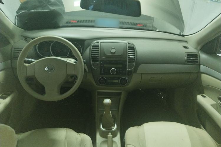 Used Nissan Sylphy 2012 Classic 1.6XE Manual Comfort Edition Center Console