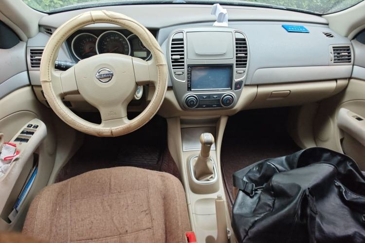 Used Nissan Sylphy 2012 Classic 1.6XE Manual Comfort Edition Center Console