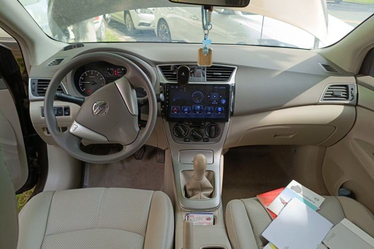 Used Nissan Sylphy 2012 1.6XE Manual Comfort Edition Center Console