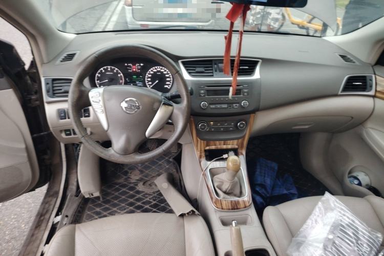 Used Nissan Sylphy 2012 1.6 XL Manual Luxury Edition Center Console