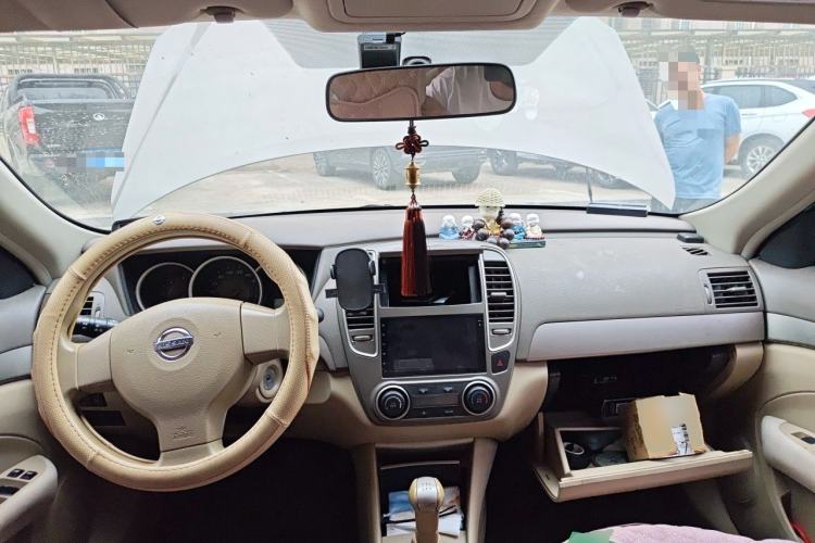 Used Nissan Sylphy 2012 Classic 1.6XE Manual Comfort Edition Center Console
