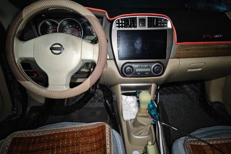 Used Nissan Sylphy 2012 Classic 1.6XE Manual Comfort Edition Center Console