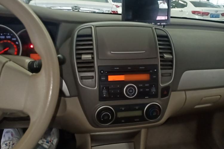Used Nissan Sylphy 2012 Classic 1.6XE Manual Comfort Edition Center Console