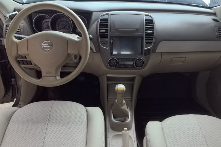 Used Nissan Sylphy 2012 Classic 1.6XE Manual Comfort Edition Center Console