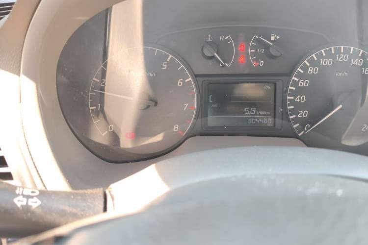 Used Nissan Sylphy 2012 1.6XE Manual Comfort Edition Odometer Close Up