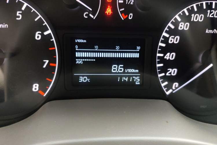 Used Nissan Sylphy 2012 1.6 XL Manual Luxury Edition Odometer Close Up