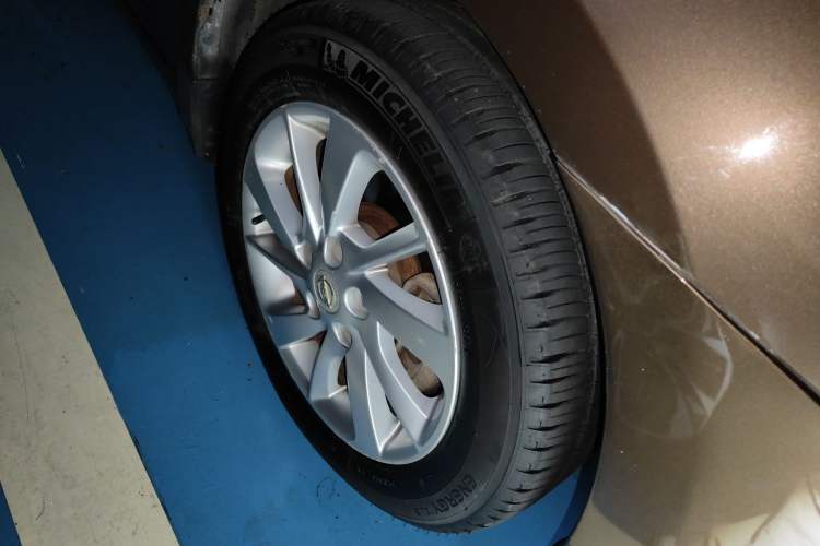 Used Nissan Sylphy 2012 1.6 XL CVT Luxury Edition Right Front Wheel Hub