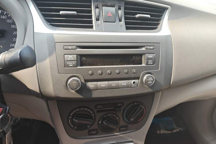 Used Nissan Sylphy 2012 1.8XE CVT Comfort Edition Audio And AC Panel