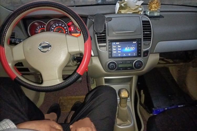 Used Nissan Sylphy 2012 Classic 1.6XE Manual Comfort Edition Center Console