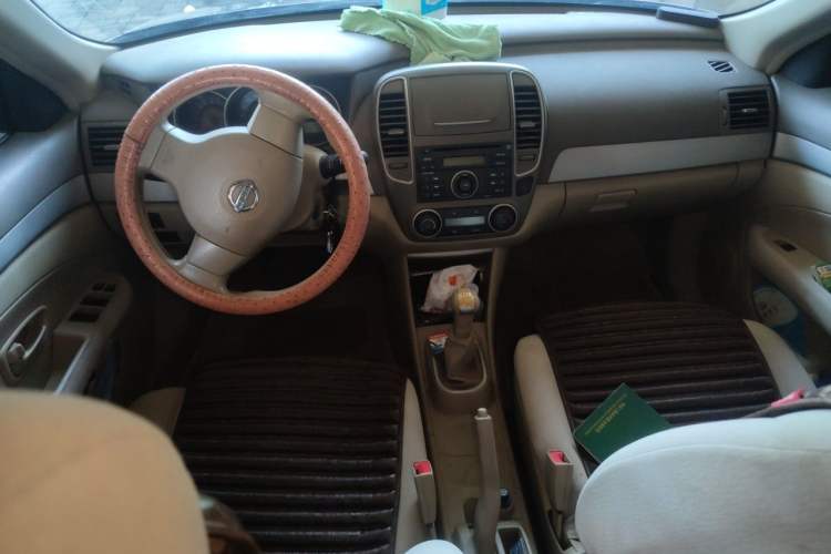 Used Nissan Sylphy 2012 Classic 1.6XE Manual Comfort Edition Center Console