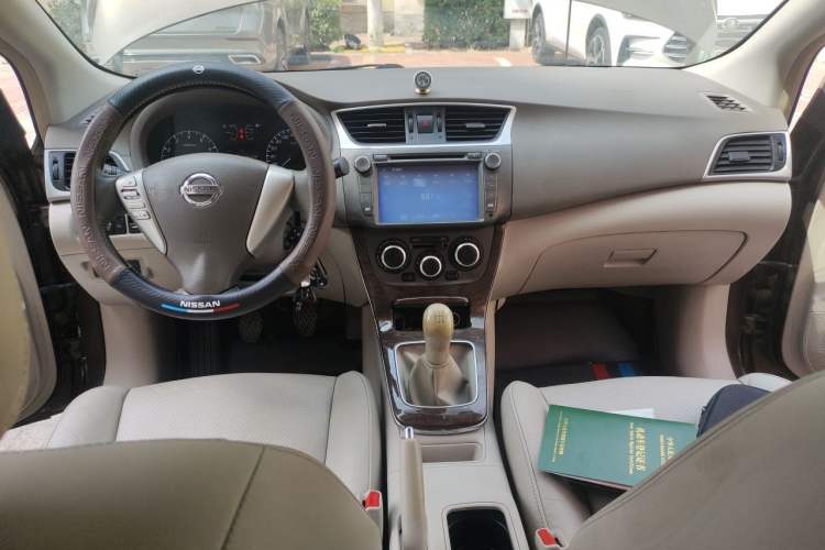 Used Nissan Sylphy 2012 1.6 XL Manual Luxury Edition Center Console