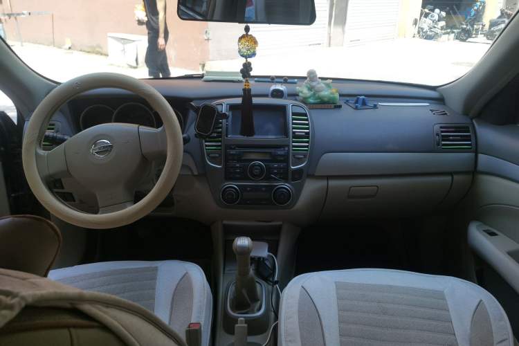 Used Nissan Sylphy 2012 Classic 1.6XE Manual Comfort Edition Center Console