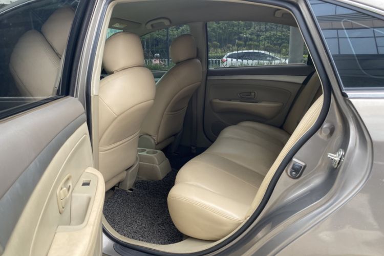 Used Nissan Sylphy 2012 Classic 1.6XE Manual Comfort Edition Interior 3