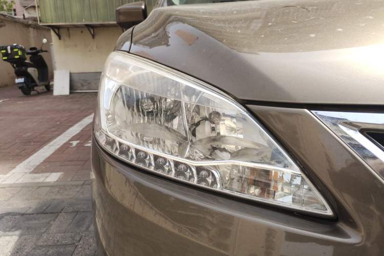 Used Nissan Sylphy 2012 1.6 XL Manual Luxury Edition Right Front Headlight