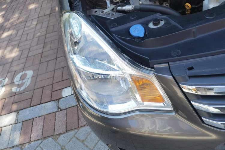 Used Nissan Sylphy 2012 Classic 1.6XE Manual Comfort Edition Right Front Headlight